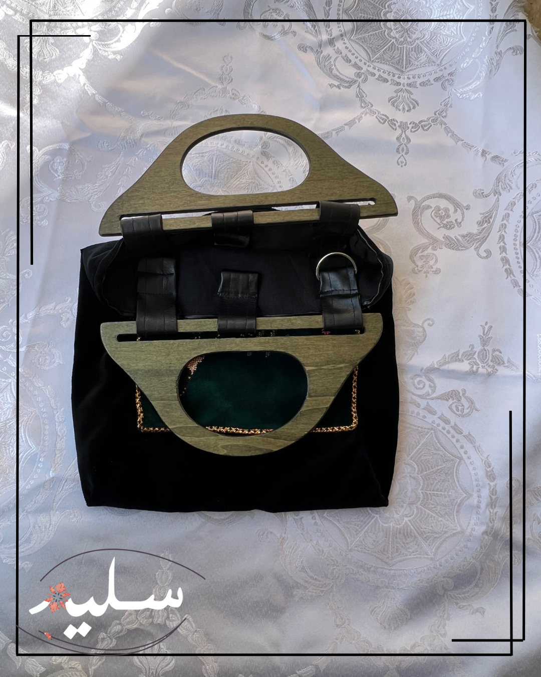 Vintage hoopoe bag with wooden handle - حقيبة الهدهد ذات طابع كلاسيكي مع يد خشبية
